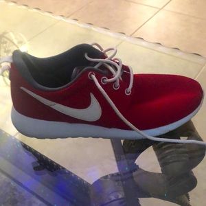 Size 5.5 Y Red Roshes, barely worn!